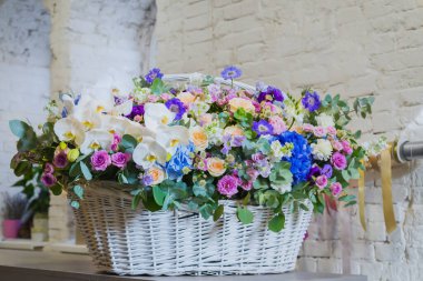 Çiçekçide çiçekli büyük bir sepet.