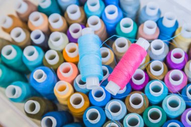 Plastik kaplamalar, renkli iplikli makaralar - üst görünümü kapatın