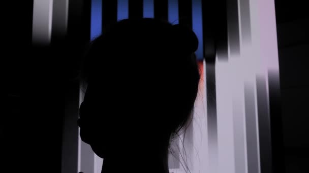 Wanita melihat layar lebar dengan ilusi optik berputar di ruang gelap — Stok Video