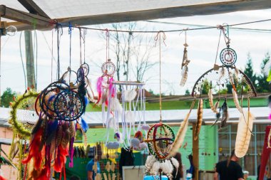 Renkli düş kapanları satıyor