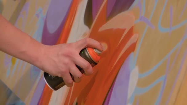 Медленное движение: человек рисует рукой красочные граффити на деревянной поверхности - крупным планом — стоковое видео