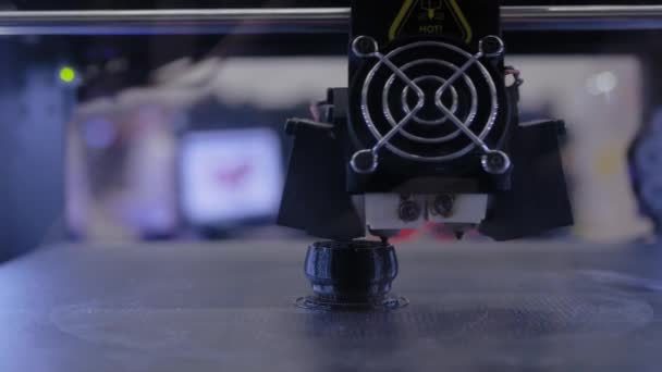 Κοντινό πλάνο: μοντέρνο 3D εκτυπωτή μηχανή εκτύπωση μαύρο πλαστικό μοντέλο στην έκθεση — Αρχείο Βίντεο