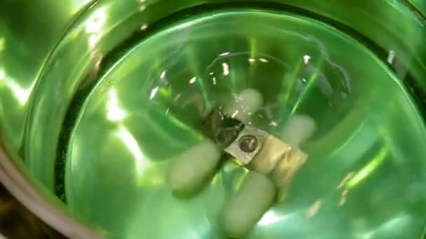 Magnetblandare med rörlig rörlig stång för blandning av vätska - laboratorieutrustning — Stockvideo