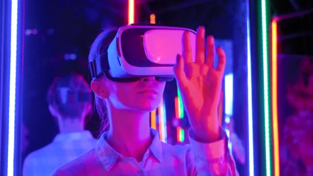 인터 렉 티 브 VR 전시회에서 가상 현실 헤드셋을 사용하는 여성 — 비디오