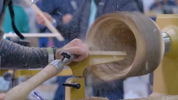 Close up: tesař používající dláto pro tvarování kusu dřeva na soustruhu: zpomalený pohyb — Stock video