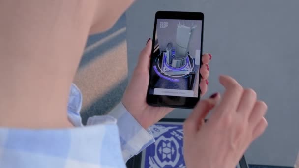 妇女使用的智能手机与建筑增强型现实应用-AR概念 — 图库视频影像