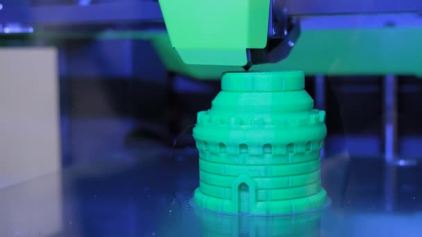 Automatyczna trójwymiarowa drukarka 3D drukująca model plastikowy - zbliżenie — Wideo stockowe
