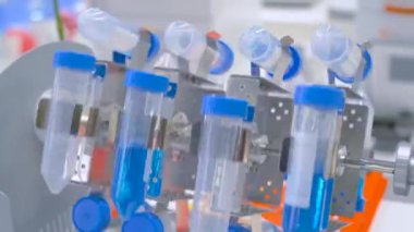 Biyolojik sıvıyı etkili bir şekilde karıştırmak için dijital tüp rotatörü: kapat