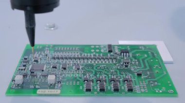 SMT pcb ile çalışırken dağıtıcı iğnesi ile otomatik manipülatör - kapat