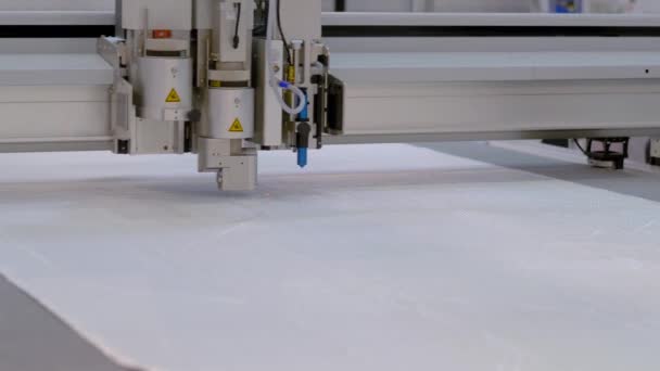 Flachbett-CNC-Fräser während der Arbeit - Kartonschneideplotter und Rillplotter während der Arbeit — Stockvideo