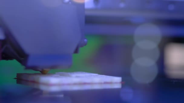 Трехмерная печатная машина печатает физическую 3D модель - крупным планом — стоковое видео