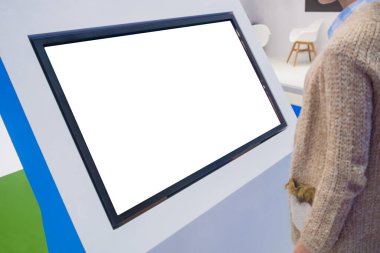 Sergide etkileşimli boş dokunmatik ekran kiosk kullanan kadın