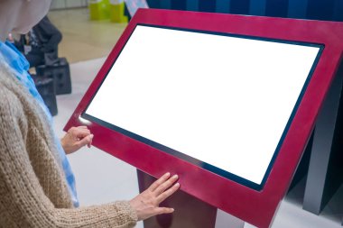 Beyaz ekran konsepti - sergide boş beyaz ekran kioskuna bakan kadın