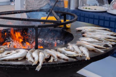 Yemek festivalinde Avrupa yemeği pişirme süreci siyah üzerine siyah balık kokusu