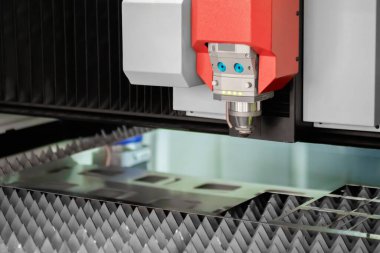 Fabrikada metal levha ile çalışan otomatik cnc lazer kesme makinesi