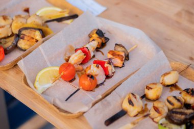 Yakın çekim - pişmiş deniz tarağı ve karides, karides kutularda - sokak yemeği