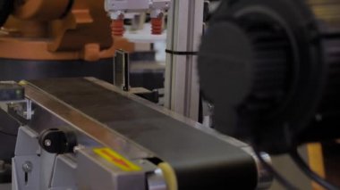 Plastik parçaları taşıma bandına yerleştir ve yerleştir - kapat