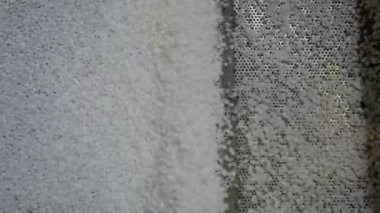 Üst görünüm: otomatik şist karıştırıcı üzerindeki geri dönüştürülmüş plastik tanecikler, taşıyıcı bant