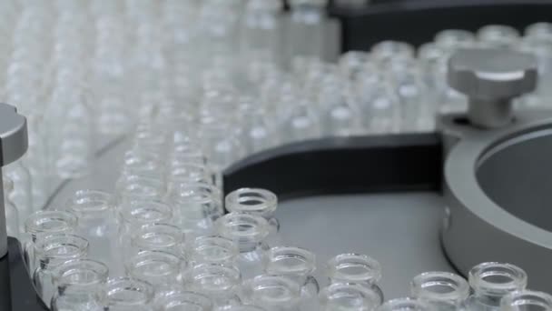 Transportband met lege flacons van medisch injectieglas - productielijn — Stockvideo