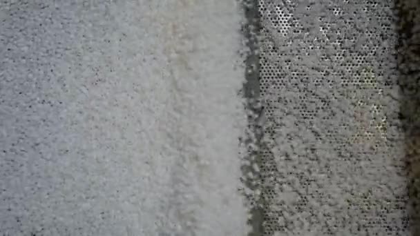 Vue de dessus : granulés de plastique recyclés sur shaker automatique de schiste, bande transporteuse — Video