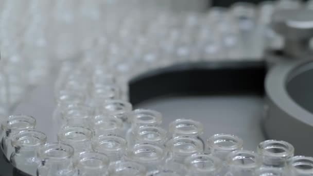Transportador con frascos de vidrio de inyección médica vacíos - línea de producción: primer plano — Vídeo de stock