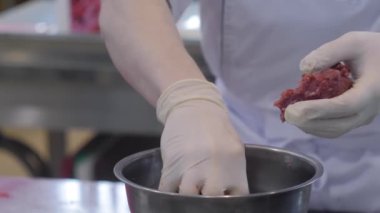 Şef elleri kıymalı burger pirzolası hazırlıyor. Kapatın.