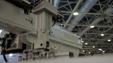 Otomatik robot kol manipülatörü kırmızı plastik çerez kesicileri hareket ettirir