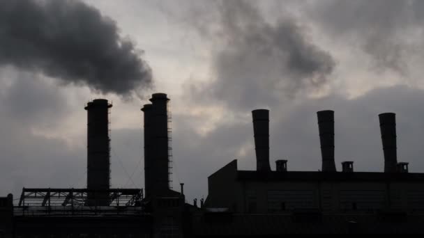 Tovární komín vyzařující kouř proti obloze - znečištění životního prostředí — Stock video