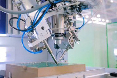 Fabrikadaki basılı devre kartlarının seçici lehimleme bileşenleri süreci