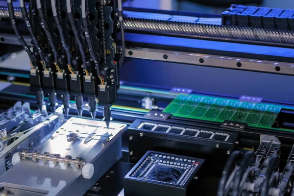 Otomatik KİS seçimi ve bilgisayar devre kartı montajı makinası