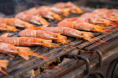 Taze kırmızı langoustine karidesleri, ızgarada karidesleri, sokak yemeklerini pişirme süreci