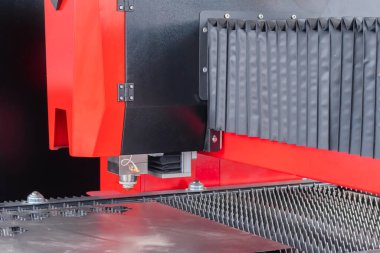 Sergide metal levha ile çalışan otomatik cnc lazer kesme makinesi