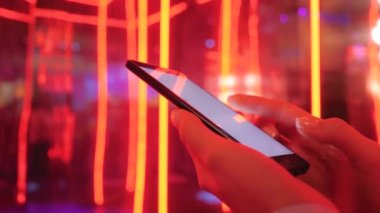 Etkileşimli sergide akıllı telefon kullanan kadın - görüntüyü kapat