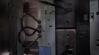 İş sırasında enjeksiyon kalıp makinesi: plastik bardak üretimi: yavaş çekim