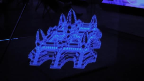 어두운 방에 있는 고대 신전 앙코르 와트의 파란색 3d 홀로그램을 회전시키는 모습 — 비디오