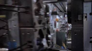 Boş plastik bardakların üretimi - iş sırasında enjeksiyon kalıp makinesi