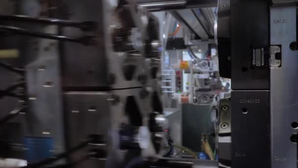 Производство пустых пластиковых чашек - машина для литья под давлением во время работы — стоковое видео