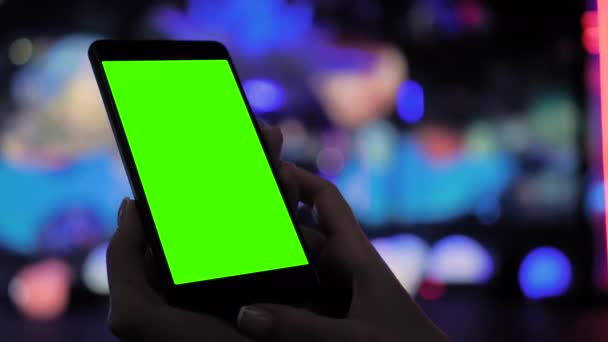 緑の画面のスマートフォンのデバイスを使用して女性-閉じる — ストック動画