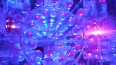 Renkli ışık ile mekanik çağdaş sanat kurulumunun parçaları taşınıyor