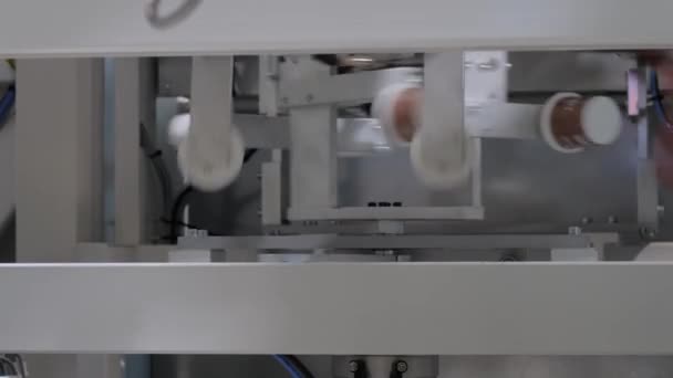 Pilih otomatis dan tempatkan tangan robot manipulator bergerak cangkir plastik kosong — Stok Video