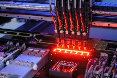 Otomatik KİS seçimi ve bilgisayar devre kartı montajı makinası