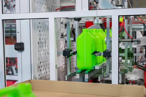 Vazio de plástico verde jerry latas em movimento na correia transportadora em exposição — Fotografia de Stock
