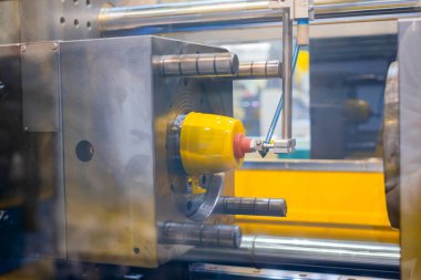 İş sırasında enjeksiyon kalıp makinesi: boş plastik bardak üretimi: kapat