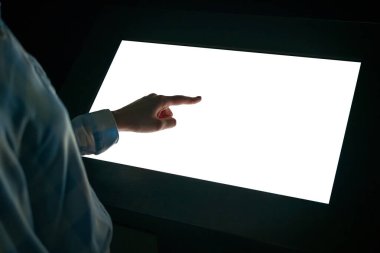 Etkileşimli kioskun beyaz boş görüntüsüne dokunan kadın - maket resmi