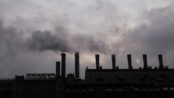 Poluição ambiental - fumaça de fábrica emitindo fumaça contra o céu cinza — Vídeo de Stock