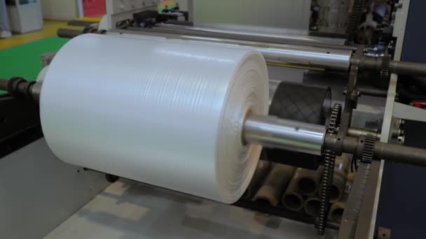 Máquina automática para hacer bolsas de plástico - rodillo con película de polietileno — Vídeo de stock
