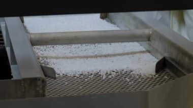 Beyaz geri dönüşümlü plastik granüller otomatik şist karıştırıcı, taşıyıcı bant