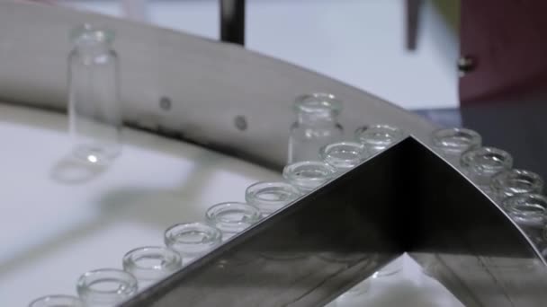 Лінія фармацевтичного виробництва конвеєрний пояс з порожніми скляними флаконами для ін'єкцій — стокове відео