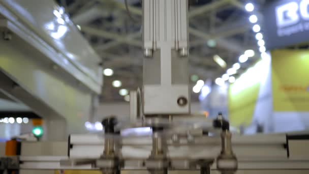 Manipulador automático del brazo robótico mueve cortadores de galletas de plástico rojo — Vídeo de stock