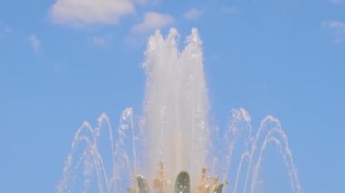 Yenilenmiş Taş Çeşmesi VDNH 'de mavi gökyüzüne karşı - yavaş çekim